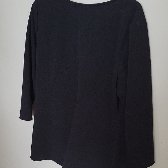 Elegant Black V-Neck Top by Guillaume – Classic, Stylish & Versatile Wardrobe Es - Picture 6 of 11